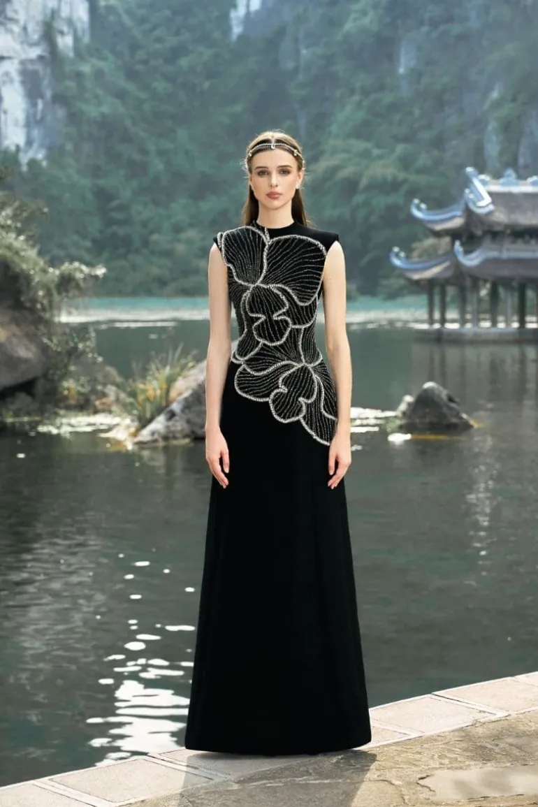 Dresses<CULT MIA SLEEVELESS ORCHID PATTERNED DRESS Black
