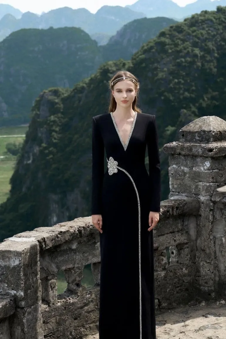 Dresses<CULT MIA STONE ORCHID EMBELLISHED V-NECK DRESS Black