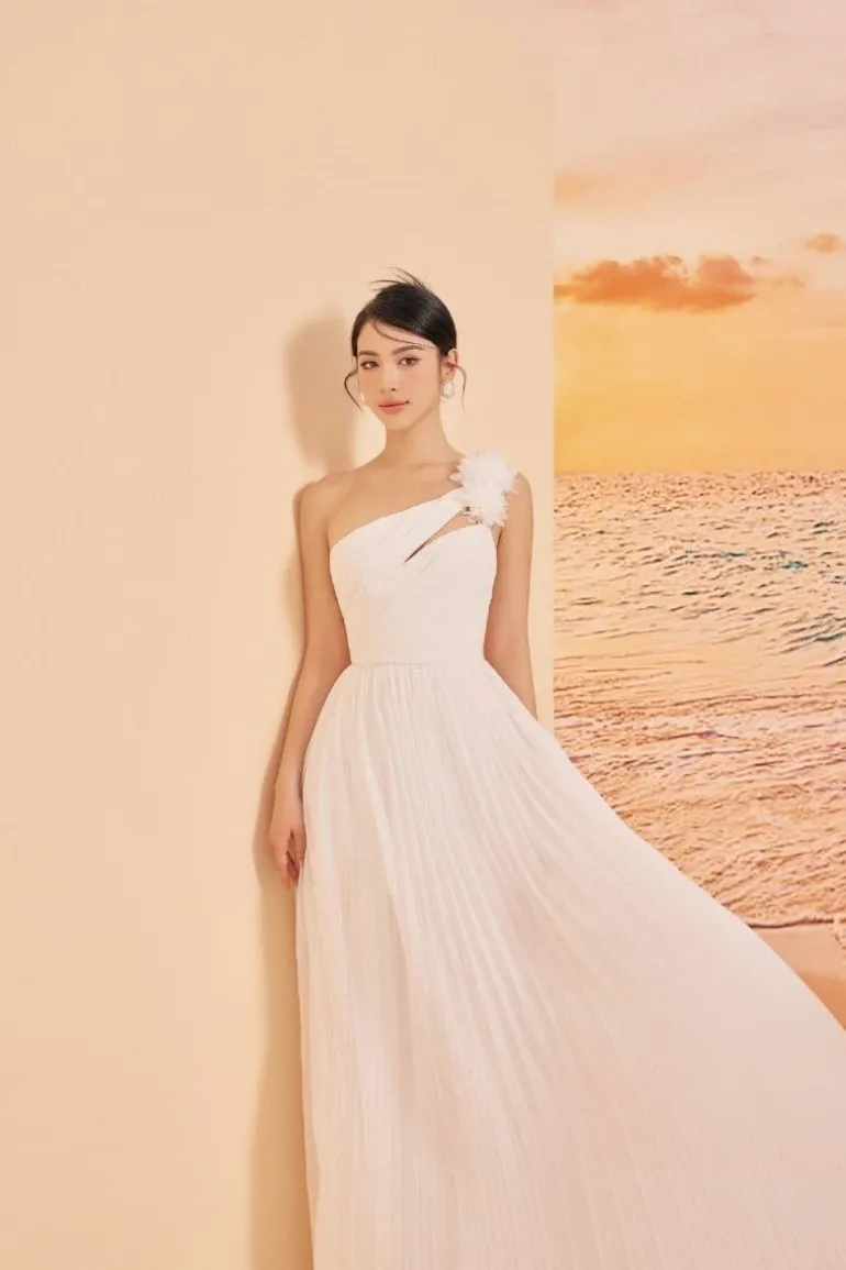 Dresses<CULT MIA JAYLEE CHIFFON ONE-SHOULDER MAXI DRESS White