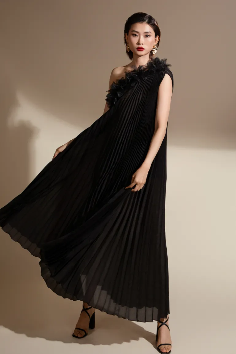 Dresses<CULT MIA MARGUERITE TRAPEZOID PLEATED ORGANZA MAXI DRESS Black