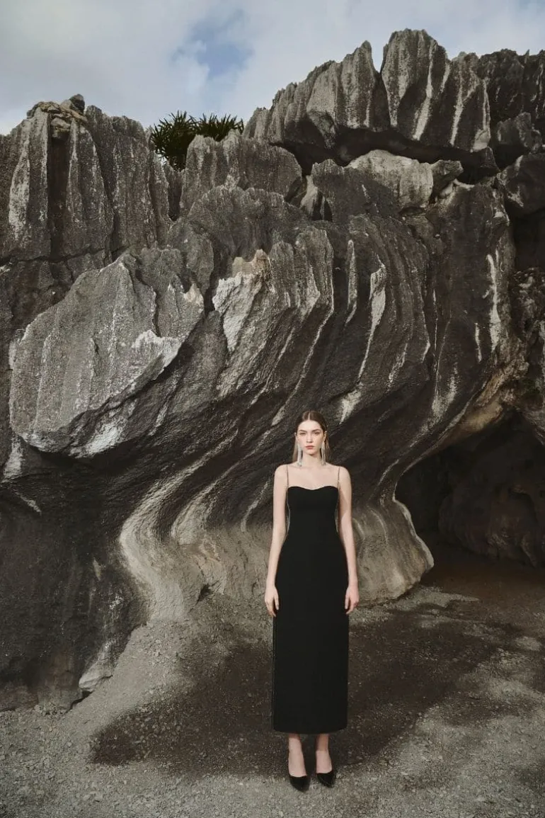 Dresses<CULT MIA SPAGHETTI STRAP CRYSTAL EMBROIDERY SWEETHEART MAXI DRESS Black
